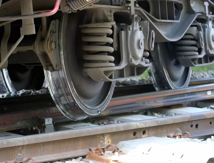 Abgehoben: Räder des entgleisten Waggons.