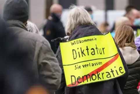 Radikale Ansichten: Querdenker-Demo in Wiesbaden am 17. April.
