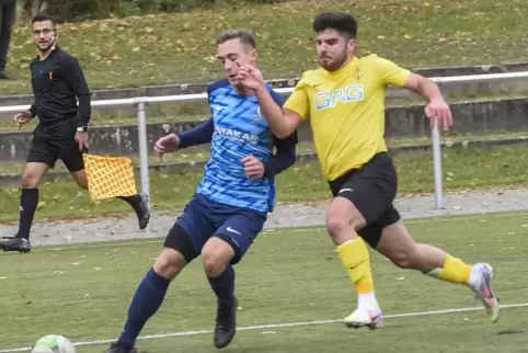 Bastian Hommrich (links) sorgt im Dress des VfR Frankenthal in der Offensive für Schwung. Hier ist er im Duell mit Samet Aydogan