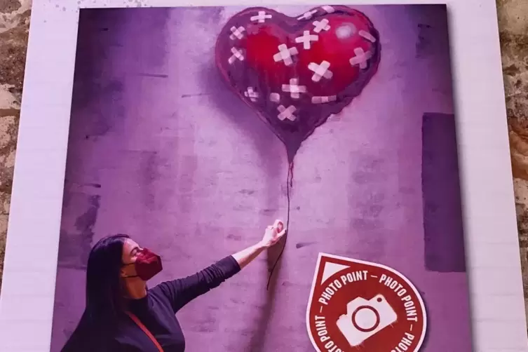 Werbung f&uuml;r den &bdquo;Photo Point&ldquo;, an dem die Besucher ihre weibliche Begleitung mit Ballon fotografieren sollen, um ein Banksy-Moti
