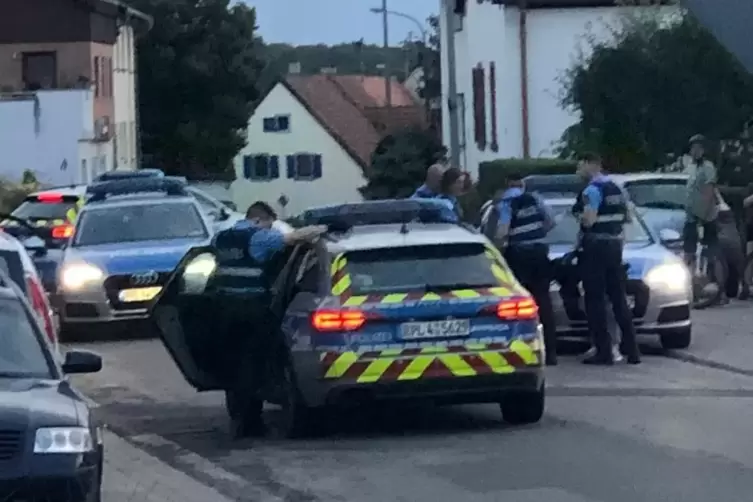 An einer Straßensperre in Reifenberg gab der Flüchtende auf. Mit gezogenen Dienstwaffen befahlen ihm die Polizisten, aus dem Aut
