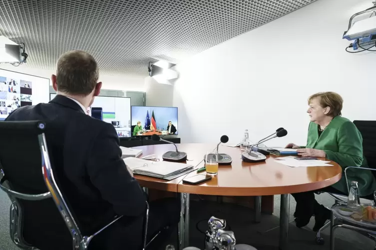Bundeskanzlerin Angela Merkel (CDU) und Michael Müller (SPD), Regierender Bürgermeister von Berlin, sitzen zusammen während eine