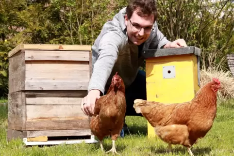 Pascal Biebel, hier mit zweien seiner Hühner, siedelt Wespen um. Dafür hat er eigens mobile Nestkästen gebaut.