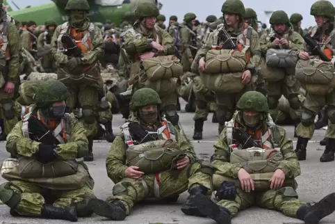Russische Fallschirmjäger am 22. April. Sie warten darauf, in ein Flugzeug für Luftlandeübungen während Manövern in Taganrog zu 