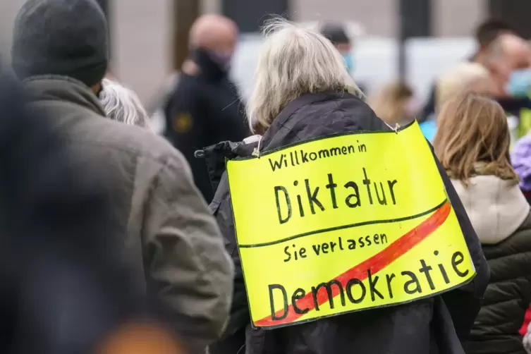 Deutschland – eine Diktatur? Solche Thesen werden bei Querdenker-Demonstrationen ernsthaft vertreten. 