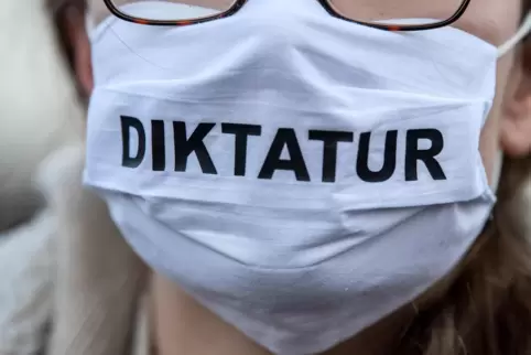  Querdenker nehmen zum Teil extreme Positionen ein. 