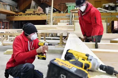  Montage für einen Anbau: Holger Jager (links) und Felix Klein.