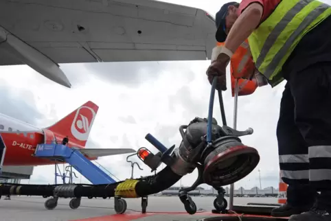 Ein Flieger wird betankt: Kommt es während des Flugs bald nach dem Start zu einem Notfall, lassen die Piloten vor der Landung Tr