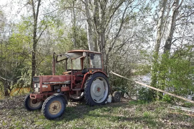 Ein Trecker mit Pumpe besprengt die Felder.