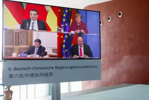 Bundeskanzlerin Angela Merkel und Bundeswirtschaftsminister Peter Altmaier konferieren mit Chinas Premier Li Keqiang (oben links