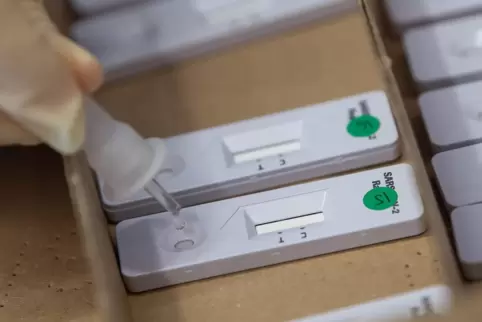 Die Päckchen im Transporter waren nur noch zu gut einem Drittel mit den Schnelltests gefüllt. 