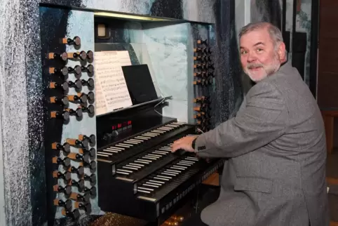 Bezirkskantor Georg Treuheit an der Vleugels-Orgel in der Pfarrkirche St. Jakobus.