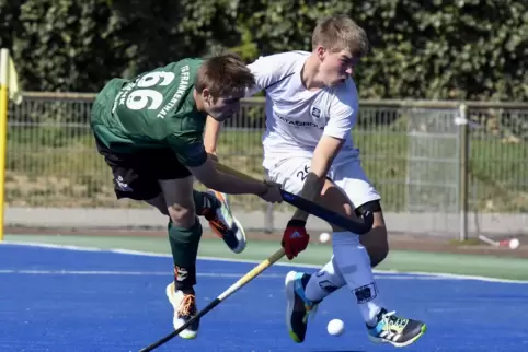 Etwas aus der Balance geraten waren Noah Frank (links) und die TG Frankenthal im Spiel gegen die Stuttgarter Kickers. Am Sonntag