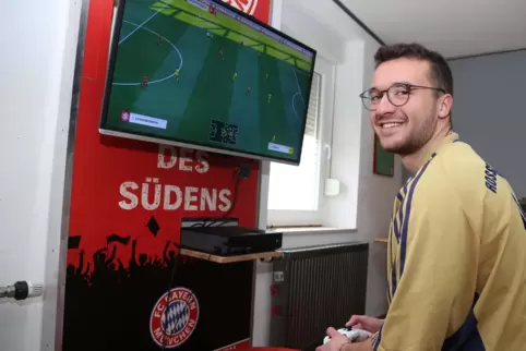 Jerrit Braun trainiert an der Xbox fleißig für die nächsten Konsolenduelle mit seinen Teamkollegen der TSG Wolfstein-Roßbach. Am