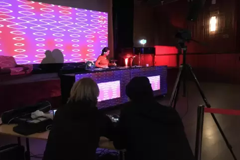 Mit Kriz LaFraize steht auch eine DJane an den Regeln. 
