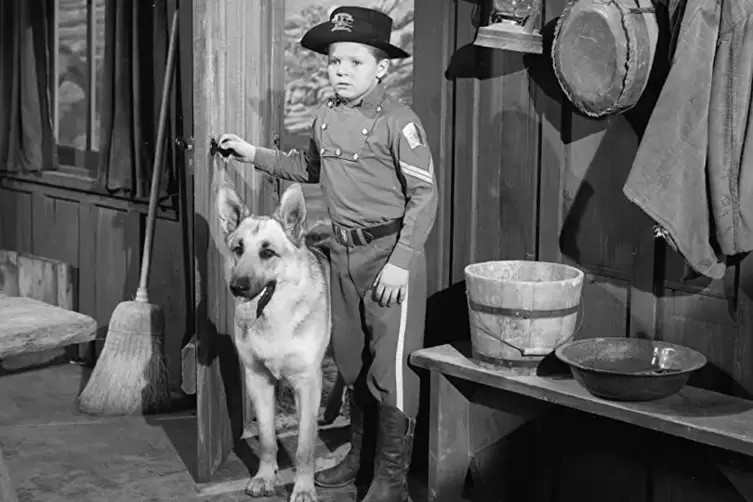 Kinderstar Lee Aaker und sein treuer Freund &bdquo;Rin Tin Tin&ldquo; im gleichnamigen Fernsehklassiker.