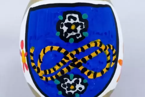 Das Wappen von Contwig hat Bürgermeisterin Nadine Brinette fürs RHEINPFALZ-Osterrätsel auf ein Ei gemalt. 