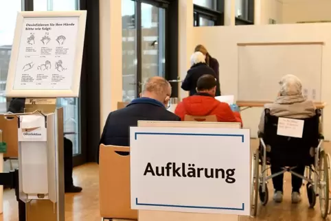 Impfzentrum in der Kirchheimbolander Stadthalle: Ab jetzt führt der Weg nur noch über Registrierung beim Land – diese hatten die Impfzentrum in der Kirchheimbolander Stadthalle: Ab jetzt führt der Weg nur noch über Registrierung beim Land – diese hatten die