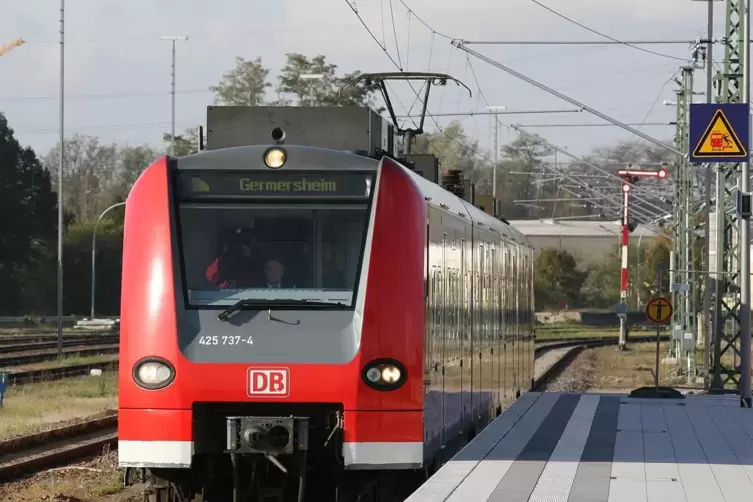 Bis Germersheim fährt die S-Bahn Rhein-Neckar seit Ende 2006, ab Ende 2023 soll die Linie bis Karlsruhe verlängert werden. 