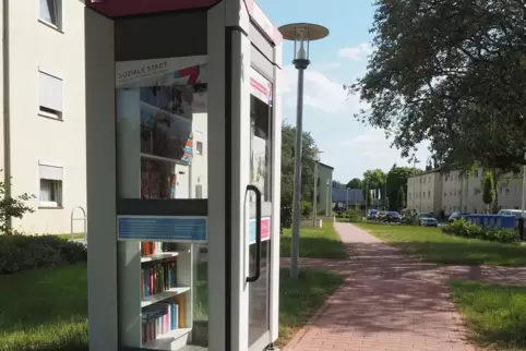 In der Tilsitstraße in den Breitwiesen steht bereits eine Telefonzelle, die als Bücherschrank dient. 