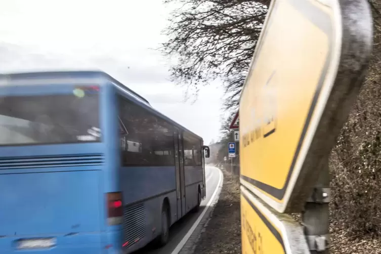 Wegen der Vollsperrung in Dennweiler-Frohnbach kommt es im ÖPNV zu Fahrweg- beziehungsweise Fahrzeitänderungen. 
