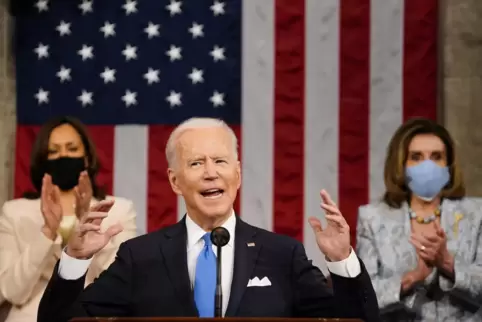 Zum ersten Mal sprach US-Präsident Joe Biden vor beiden Kammern des Kongresses. Hinter ihm (links)US-Vizepräsidentin Kamala Harr