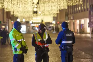 Nach der Amokfahrt im vergangenen Dezember: Polizisten sichern das Trierer Zentrum. Nun hat der Stadtrat beschlossen, dass die F