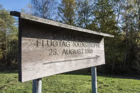 Neuer Treffpunkt ist der Parkplatz am Mahnmal für die Opfer der Flugtagkatastrophe.