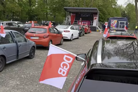 60 oder 70 Wagen waren es, die auf dem Parkplatz vor der Eberthalle in Ludwigshafen standen. Aber nur die Mai-Redner auf der Büh