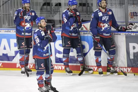 Keine schönen FerienDoch die Adler Sean Collins, Ben Smith, Stefan Loibl und Sinan Akdag (von links) können dem frühen Urlaub si