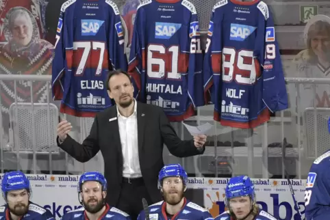 Trainer Pavel Gross. Im Hintergrund die Trikots der verletzten Spieler.
