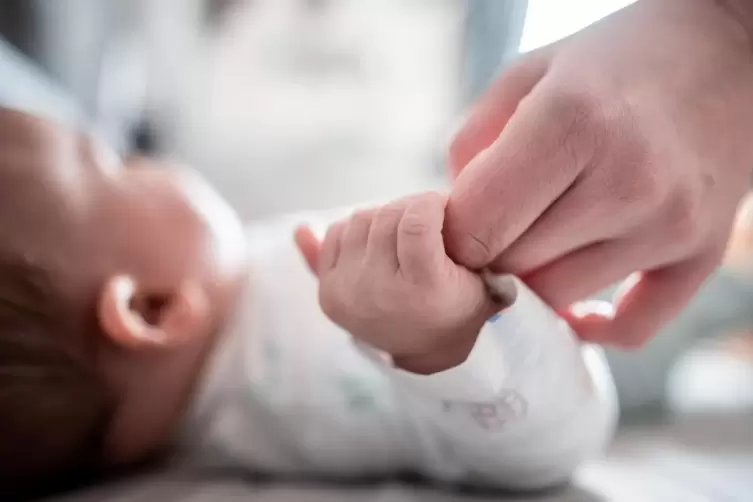 Statistisch 11,2 Babys sind 2019 im Kreis Kaiserslautern pro 1000 Einwohner lebend auf die Welt gekommen. 