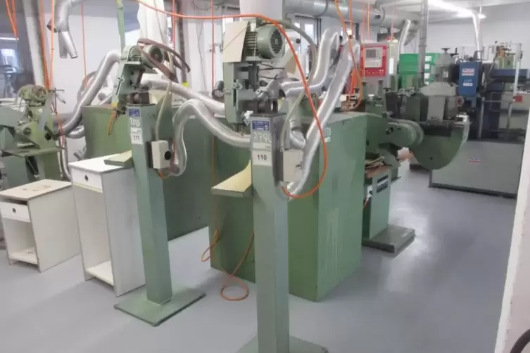 Eine Sohlenschleifmaschine der Pirmasenser Maschinenfabrik Ferdinand Sch&auml;fer und S&ouml;hne. 