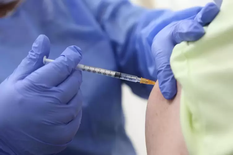 Die Impf-Priorisierung ist in der Praxis längst aufgeweicht und wird zudem in den Bundesländern unterschiedlich gehandhabt. 