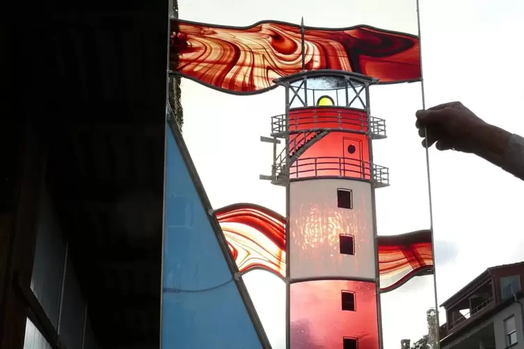 Eine Bleiglas-T&uuml;r mit Leuchtturm-Motiv. 