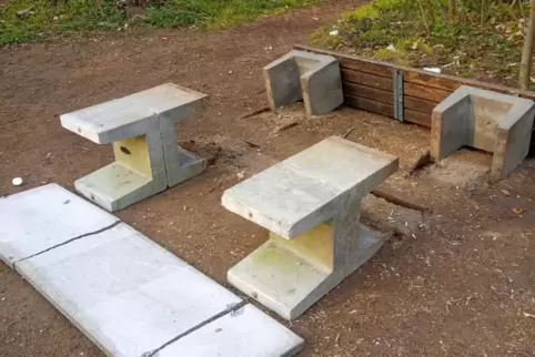 Aus der Verankerung gerissen: eine Bank und ein Tisch am Abenteuerspielplatz am Waldrand bei Dudenhofen.