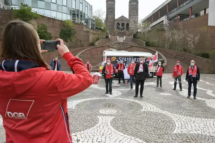 Gewerkschaftssekretärin Martina Schuler fotografiert die Teilnehmer auf dem Schlossplatz.