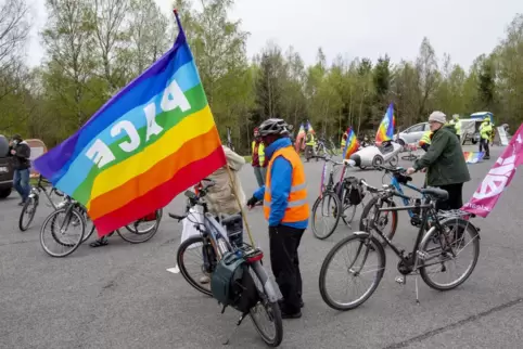 Auf dem Parkplatz der Gedenkstätte für die Opfer der Flugtagkatastrophe: Die Regenbogenfahne der Friedensbewegung durfte nicht f