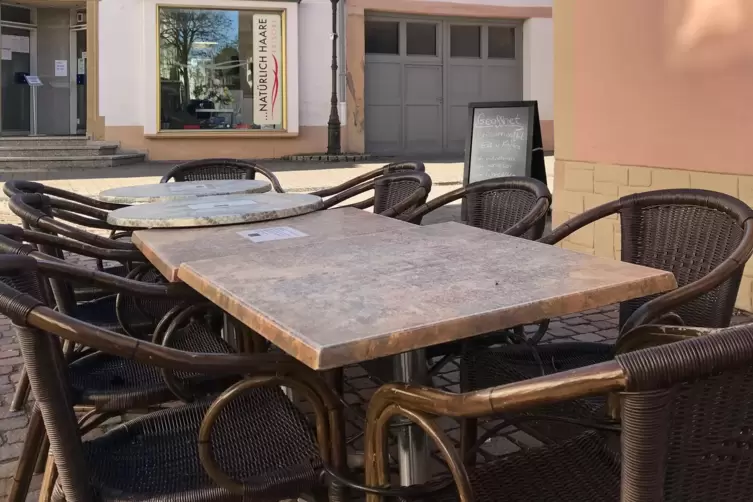 Die Rockenhausener Gastronomen – hier derzeit ungenutzte Tische und Stühle am Eiscafé Messina – müssen dieses Jahr vermutlich ke