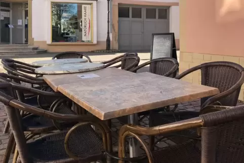 Die Rockenhausener Gastronomen – hier derzeit ungenutzte Tische und Stühle am Eiscafé Messina – müssen dieses Jahr vermutlich ke Die Rockenhausener Gastronomen – hier derzeit ungenutzte Tische und Stühle am Eiscafé Messina – müssen dieses Jahr vermutlich ke