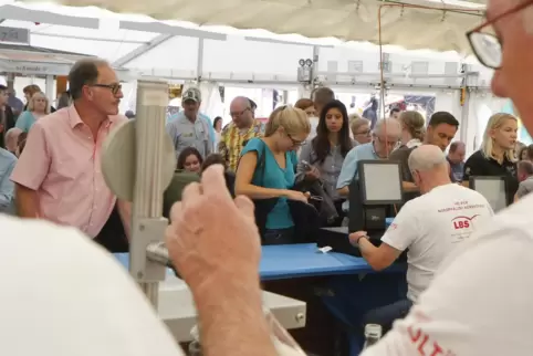  Bilder vom Kassen-Andrang im Festzelt wie hier in normalen Herbstfest-Zeiten wird es 2021 nicht geben.