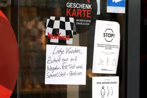 Ab einer Inzidenz von mehr als 150 an drei Tagen hintereinander wird das Einkaufen weiter eingeschränkt. 