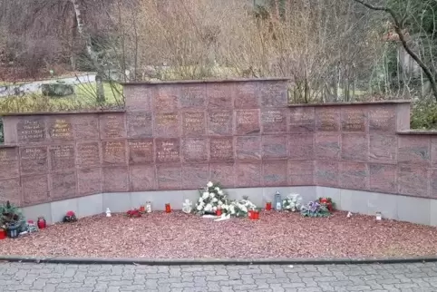 Ist Grabschmuck an der Urnenwand erlaubt oder nicht? Das war die große Frage. 