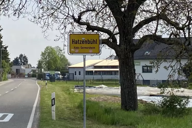 Am Dudenhofener Ortseingang von Harthausen kommend: das Hatzenbühler Ortsschild. 