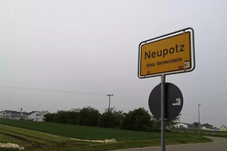 Steht in Schwegenheim nahe des Sch&uuml;tzenhauses: das Ortsschild von Neupotz. 