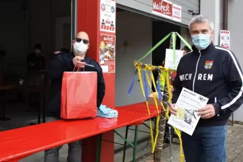 Unsere Aufnahme zeigt Rüdiger Göbel (links), der sein vorher bestelltes Maifest-Paket gerade bei Münch abholt. 