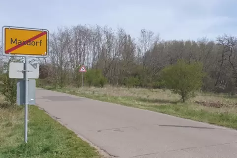 Am Ortsschild von Maxdorf wird der Heideweg zum Feldweg. Die Durchfahrt ist verboten. Nicht alle aber halten sich daran. 