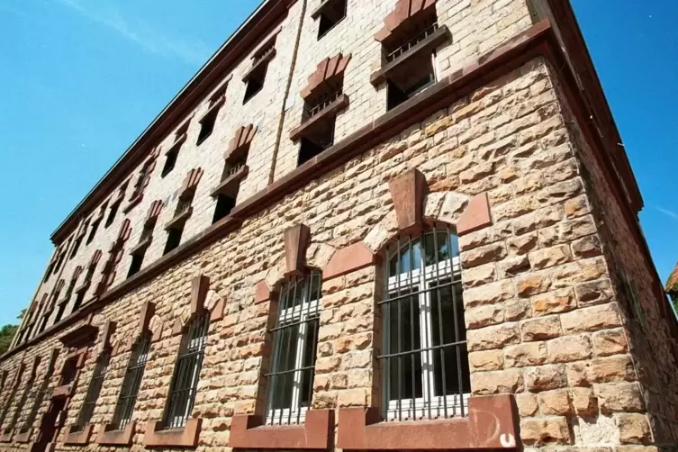 Ins ehemalige Arrestgebäude ziehen Teile der Stadtverwaltung ein.