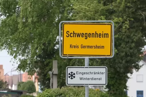 Am Ortseingang von Hatzenbühl, aus Rheinzabern kommend: Das Schwegenheimer Ortsschild. 