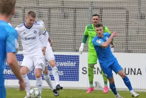 Beste Freunde als Gegner: FKP-Innenverteidiger Yannick Grieß (am Ball) und der Pirmasenser im Astoria-Team, Jonas Singer (rechts